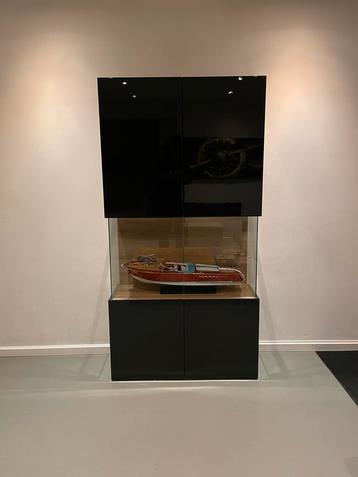 Hoogglans vitrinekast met verlichting beschikbaar voor biedingen