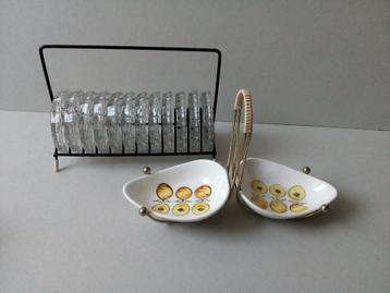 Brocante schaaltjes/onderzetters in rekjes. Pr. p/stuk beschikbaar voor biedingen