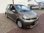 Toyota Aygo 1.0 VVT-i Aspiration LUXE |1E EIG |GROTE BEURT |, Auto's, Voorwielaandrijving, Euro 5, Zwart, Bruin