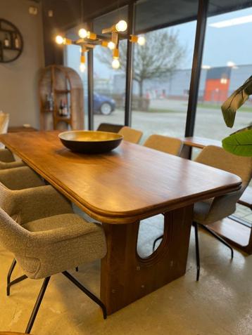 NIEUW EETTAFEL MANGO RECHT HALD ROND ROND CHEFMEUBEL SALE ! beschikbaar voor biedingen