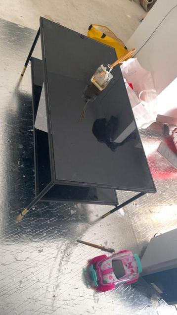 Tafel met glasplaten te koop beschikbaar voor biedingen