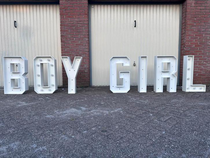 Gender Reveal, Verlichte BOY GIRL letters TE HUUR, Hobby en Vrije tijd, Feestartikelen | Verhuur, Zo goed als nieuw, Geboorte of Huwelijk