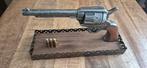 Decoratief revolver met patronen op plankje, Antiek en Kunst, Ophalen of Verzenden