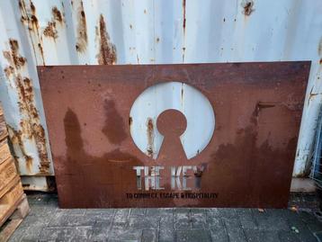 Groot reclamebord / uithangbord van escape room beschikbaar voor biedingen