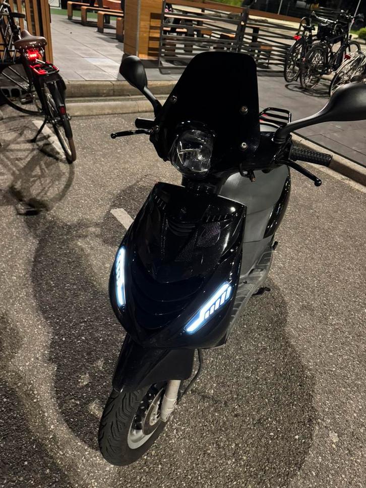 Zip 4 t 50cc WAARDEPEILING!!, Fietsen en Brommers, Snorfietsen en Snorscooters, Zo goed als nieuw, Piaggio, Benzine, Ophalen
