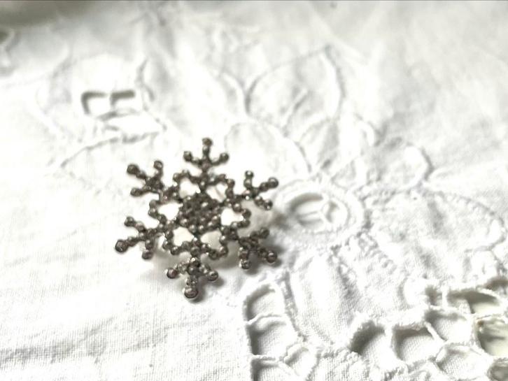Kerst Broche Sneeuwvlok, Sieraden, Tassen en Uiterlijk, Broches, Nieuw, Overige materialen, Zilver, Minder dan 4 cm, Met strass