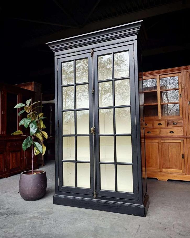 Prachtige zwarte vitrinekast | Côte Sud Eichholtz #2463, Huis en Inrichting, Kasten | Vitrinekasten, Gebruikt, 200 cm of meer