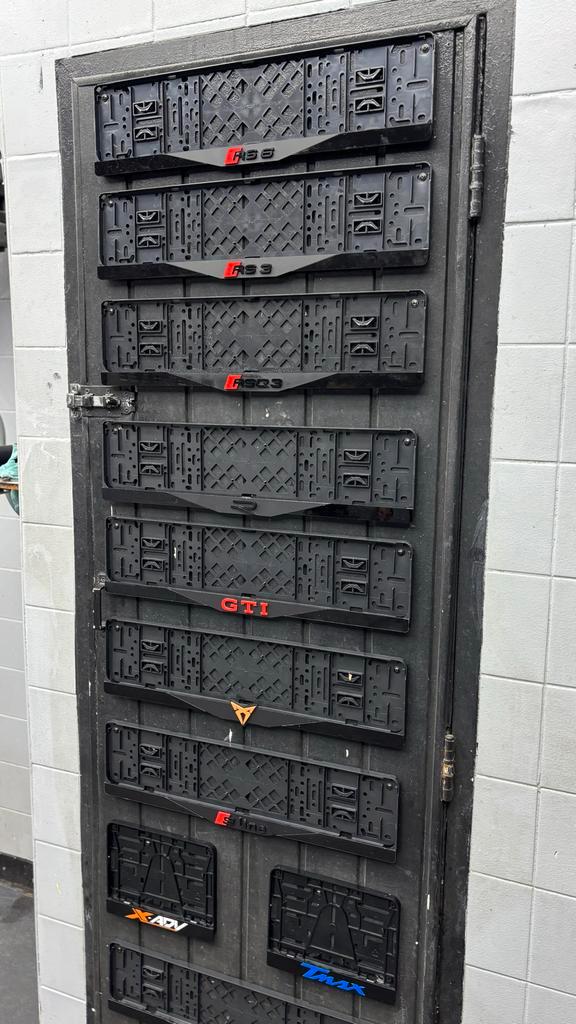 Premium Kentekenhouder – RS ABT AMG R GTI GTD CUPRA XADV, Auto diversen, Kentekenplaathouders, Nieuw, Ophalen of Verzenden