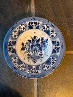 Delfts Blauw Bord met Bloemen, Ophalen of Verzenden, Gebruikt, Dier of Natuur, Speldje of Pin