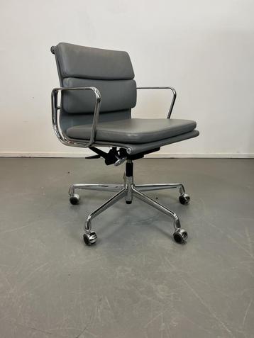 Vitra Eames Ea 217 Grijs Leer Showroom model beschikbaar voor biedingen
