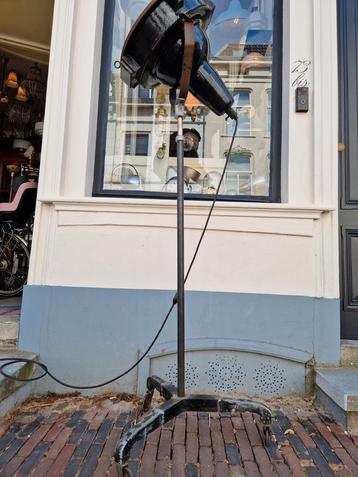 Industriële vloerlamp op wielen verstelbaar in hoogte beschikbaar voor biedingen