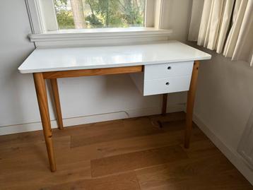 Kinderbureau beschikbaar voor biedingen