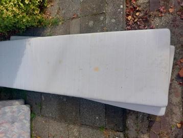 2 matrassen 65x200 beschikbaar voor biedingen
