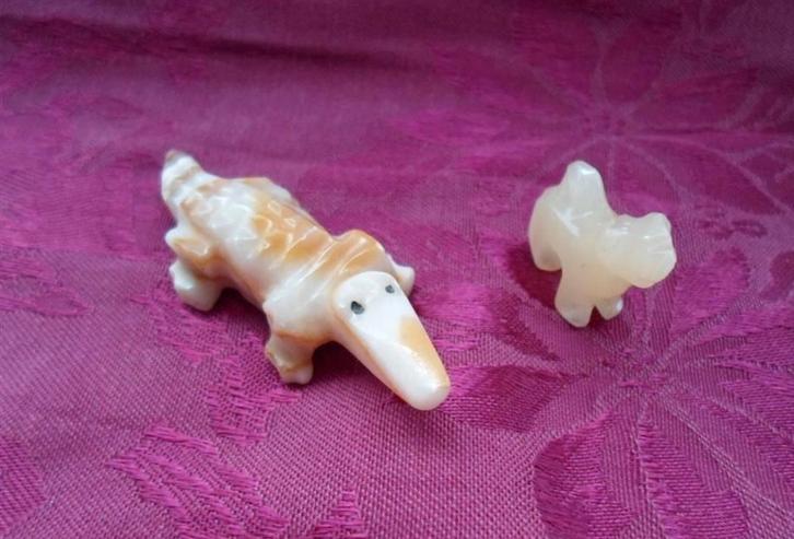 2 Onyx beeldjes. Krokodil en hondje. 3 € p.s. 2 voor5 €, Verzamelen, Beelden en Beeldjes, Zo goed als nieuw, Dier, Ophalen of Verzenden
