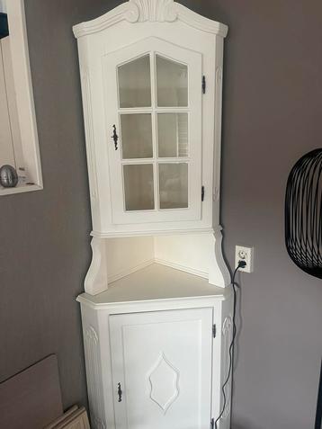 Witte hoekkast met glazen deur beschikbaar voor biedingen