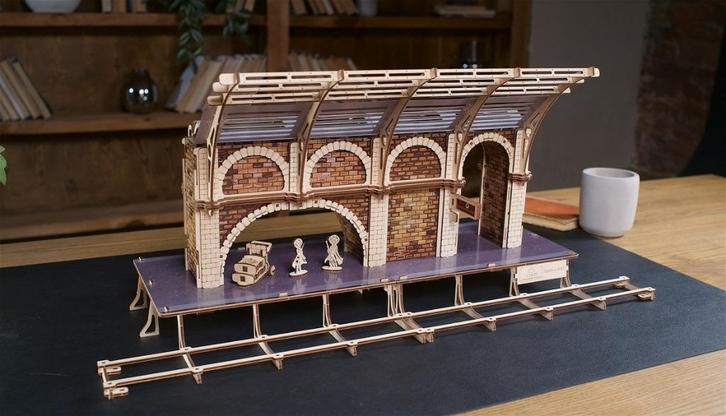ACTIE Ugears Harry Potter 9¾ treinperron platform bouwpakket, Hobby en Vrije tijd, Modelbouw | Auto's en Voertuigen, Nieuw, Overige typen