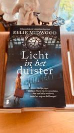 Licht in het duister - Ellie Midwood, Ophalen of Verzenden, Zo goed als nieuw, Nederland
