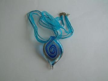 Gave nieuwe ketting met glas hanger blauw beschikbaar voor biedingen