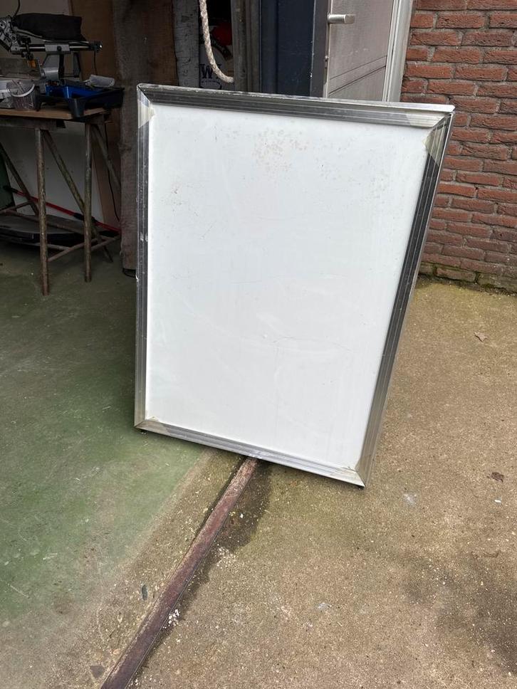 Wit reclame bord met aluminium frame, Verzamelen, Merken en Reclamevoorwerpen, Gebruikt, Reclamebord, Ophalen