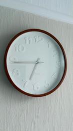 Karlsson witte klok met bruine rand, diameter 38,5cm, Huis en Inrichting, Ophalen of Verzenden, Zo goed als nieuw, Analoog, Wandklok