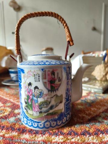 Vintage Chinese Theepot met Rotan Handvat beschikbaar voor biedingen