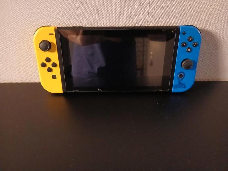 Nintendo Switch Fortnite Editie, Spelcomputers en Games, Spelcomputers | Nintendo Switch, Gebruikt, Switch Original, Met 2 controllers