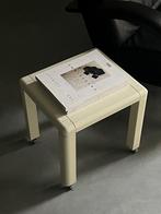 Houten Space Age bijzettafel – crème lak, jaren ’70/’80, Ophalen, Minder dan 55 cm, Rond, Zo goed als nieuw