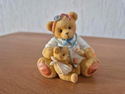 Cherished Teddies Dr. Darlene Makebetter Beeldje, Verzamelen, Beren en Cherished Teddies, Gebruikt, Beeldje, Cherished Teddies