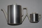 Keramische theepot + melkkannetje met thermische kappen. H., Ophalen