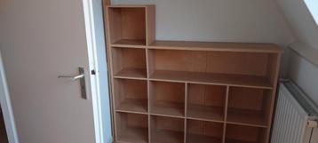 3 kasten en boekenkast met 3 planken en een commode beschikbaar voor biedingen