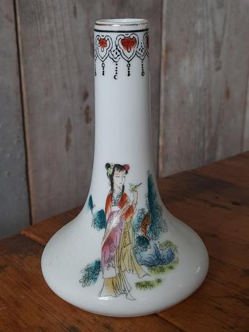 Chinees vaasje beschikbaar voor biedingen