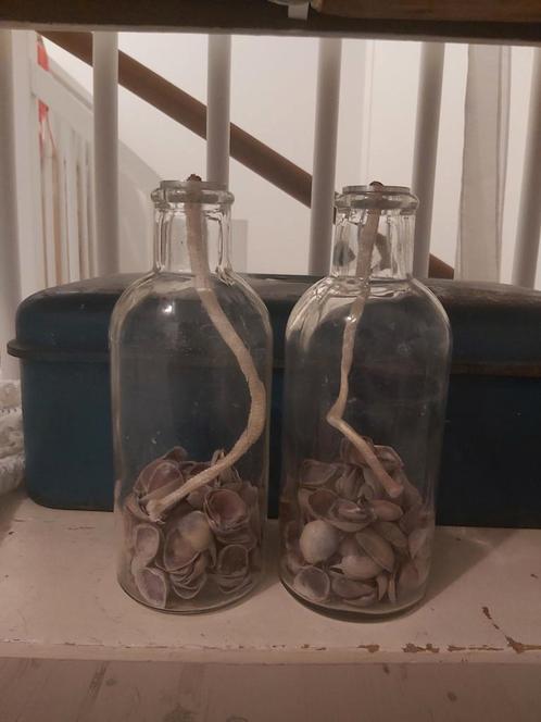 2 x glazen olielamp gevuld met schelpen. Kunnen er ook uit., Huis en Inrichting, Overige Huis en Inrichting, Zo goed als nieuw