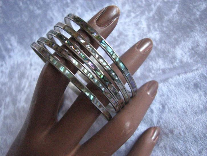 Mooie Smalle Armbanden met Zee Opaal - 70er Jaren - 5 stuks, Sieraden, Tassen en Uiterlijk, Antieke sieraden, Armband, Overige materialen