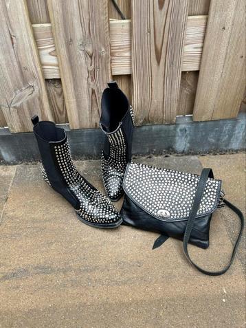 Stoere laarzen + bijpassende tas beschikbaar voor biedingen