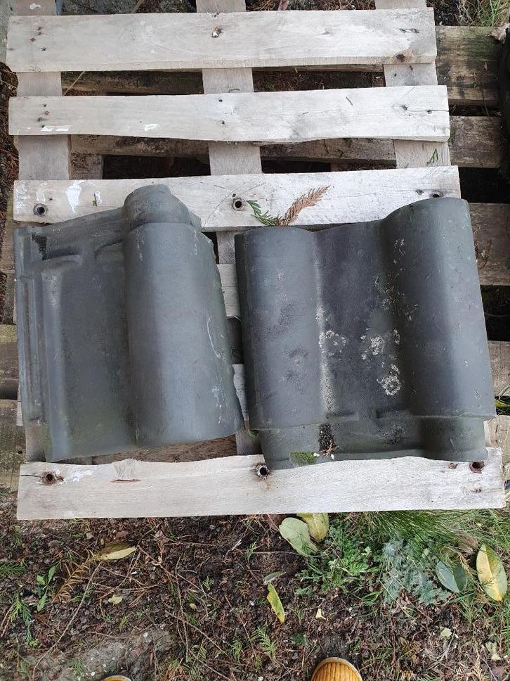 Romaanse gevelpannen oud model links Merk Russel Tiglia, Doe-het-zelf en Verbouw, Dakpannen en Dakbedekking, Gebruikt, Dakpannen