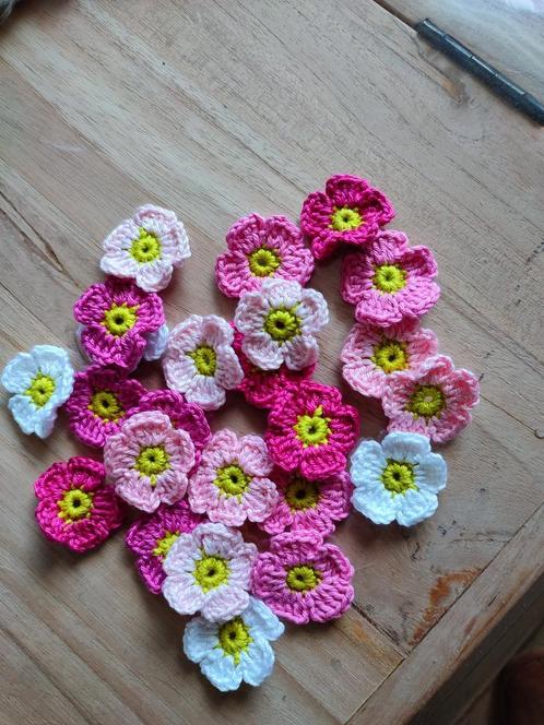 24 Gehaakte bloemetjes van katoen in roze met groen hartje, Hobby en Vrije tijd, Breien en Haken, Nieuw, Haken, Overige typen