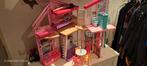 Barbie poppenhuis met accessoires en 2 barbie poppen, Ophalen of Verzenden, Zo goed als nieuw