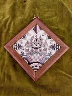 Antieke tegel in eiken lijst, mangaan met bloembokaal decor., Antiek en Kunst, Antiek | Wandborden en Tegels, Verzenden