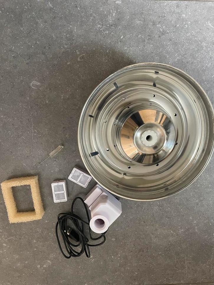 Drinkfontein voor kat en/of hond, Dieren en Toebehoren, Kattenvoerbakken en Drinkbakken, Zo goed als nieuw, Ophalen of Verzenden