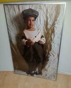 Te koop poster met jongetje en grijs/zilverkleurige lijst., Huis en Inrichting, Ophalen, Zo goed als nieuw, Schilderij, 75 cm of meer