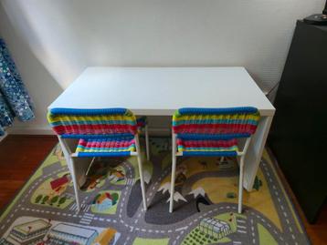 Ikea stuva smastad kinderbureau met 2 stoeltjes.  beschikbaar voor biedingen
