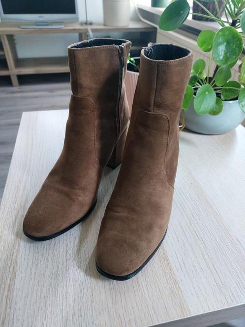 Bruine suede achtige enkellaarsjes maat 41, Kleding | Dames, Schoenen, Zo goed als nieuw, Schoenen met hoge hakken, Bruin, Ophalen of Verzenden