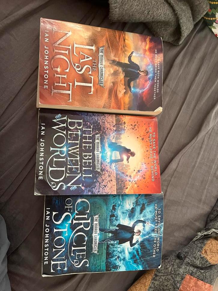 The Mirror Chronicles - Ian Johnstone (3 Boeken), Boeken, Fantasy, Gelezen, Ophalen of Verzenden