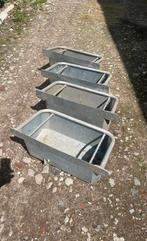 set van 2 nieuwe paardenvoerbakken, 4 paarden of pony's of meer