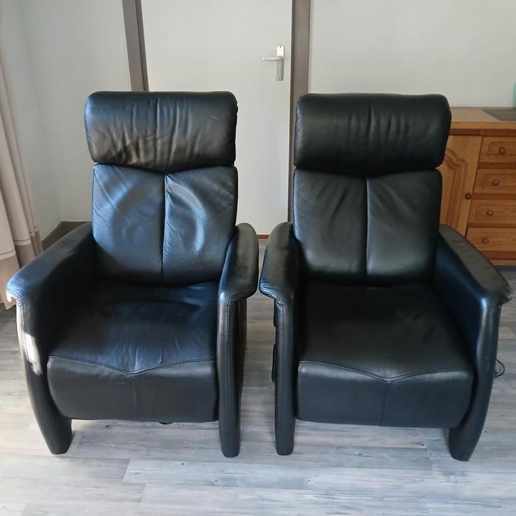 2 Zwarte leren relaxfauteuils - Elektrisch - ZGAN Kharma, Huis en Inrichting, Fauteuils, Zo goed als nieuw, Leer, Ophalen