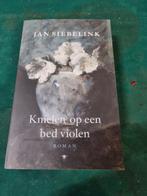 boek knielen op een bed violen jan siebelink, Ophalen of Verzenden