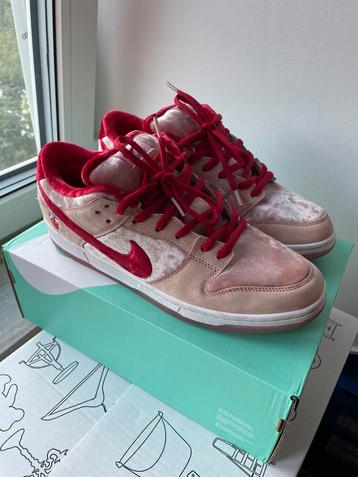 Nike Dunk Low Strange Love beschikbaar voor biedingen