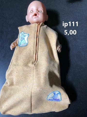 Poppenkleertjes baby pop slaapzak. Opbrengst KiKa. beschikbaar voor biedingen