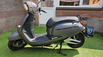 Weinig gebruikte scooter elektrisch altijd binnen gestaan  beschikbaar voor biedingen
