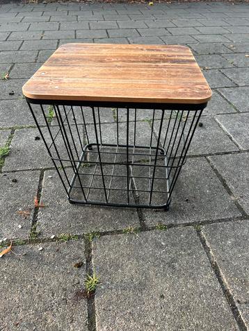 Bijzet tafel beschikbaar voor biedingen